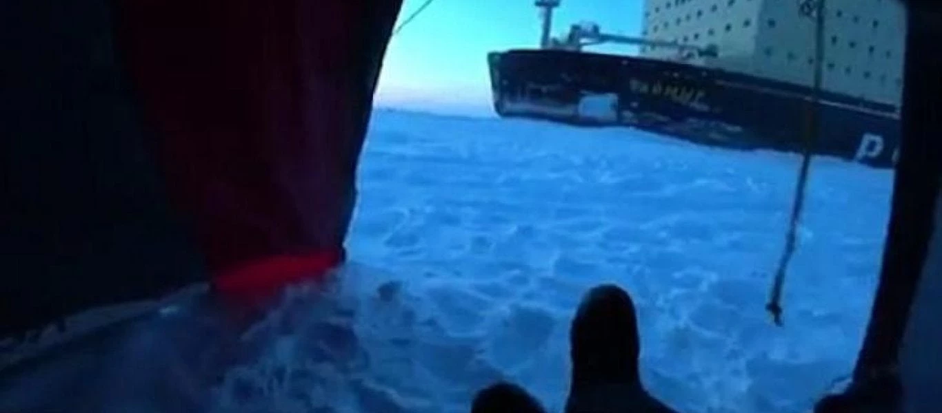 Ξύπνησε και αντίκρισε τεράστιο ρωσικό παγοθραυστικό να περνάει δίπλα του! (βίντεο)